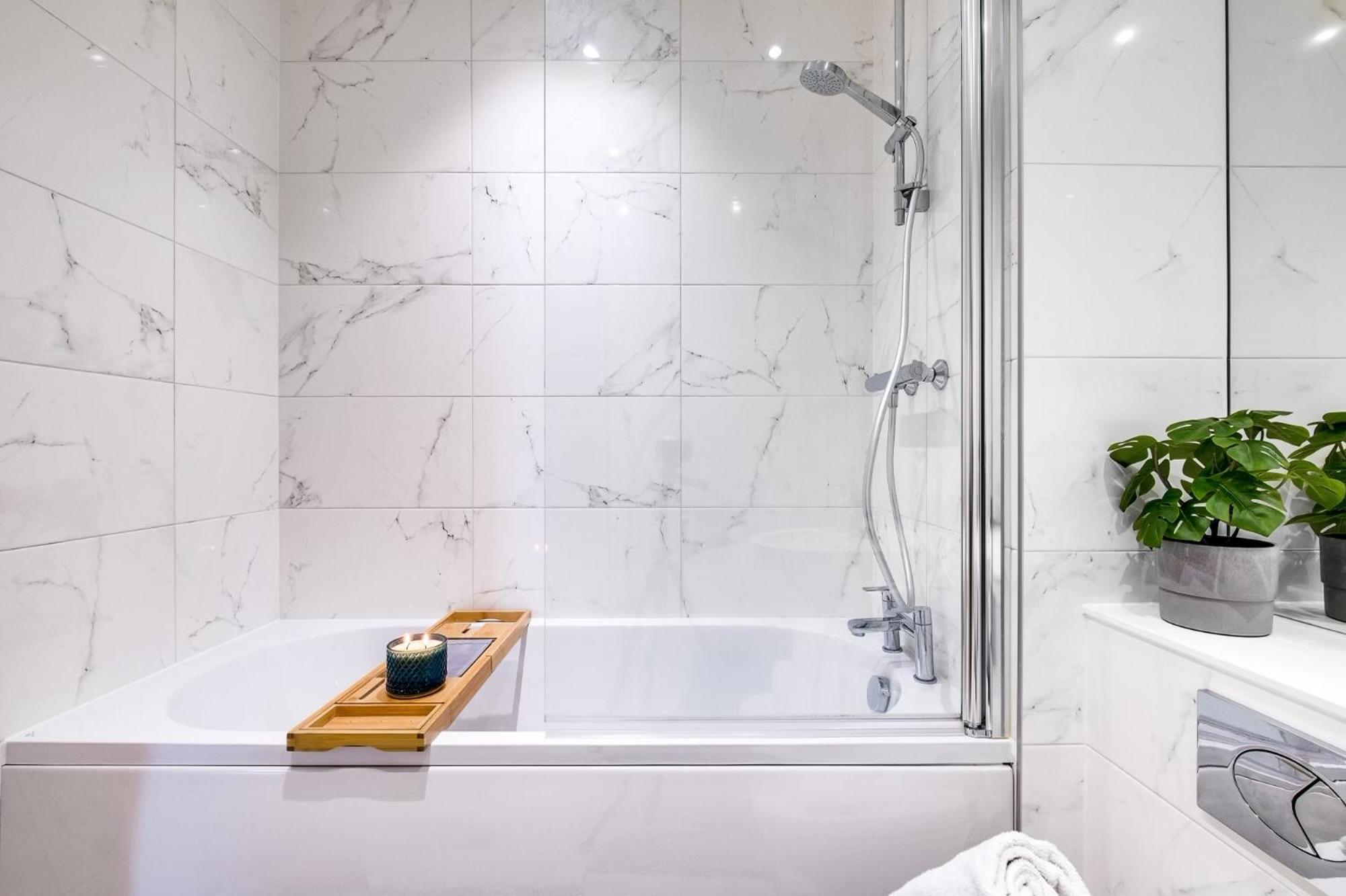 Luxurious & Glamorous Centrally Located 2 Bedroom 2 Bathroom Apartment - Central Birmingham - Secure Parking - Netflix Bagian luar foto