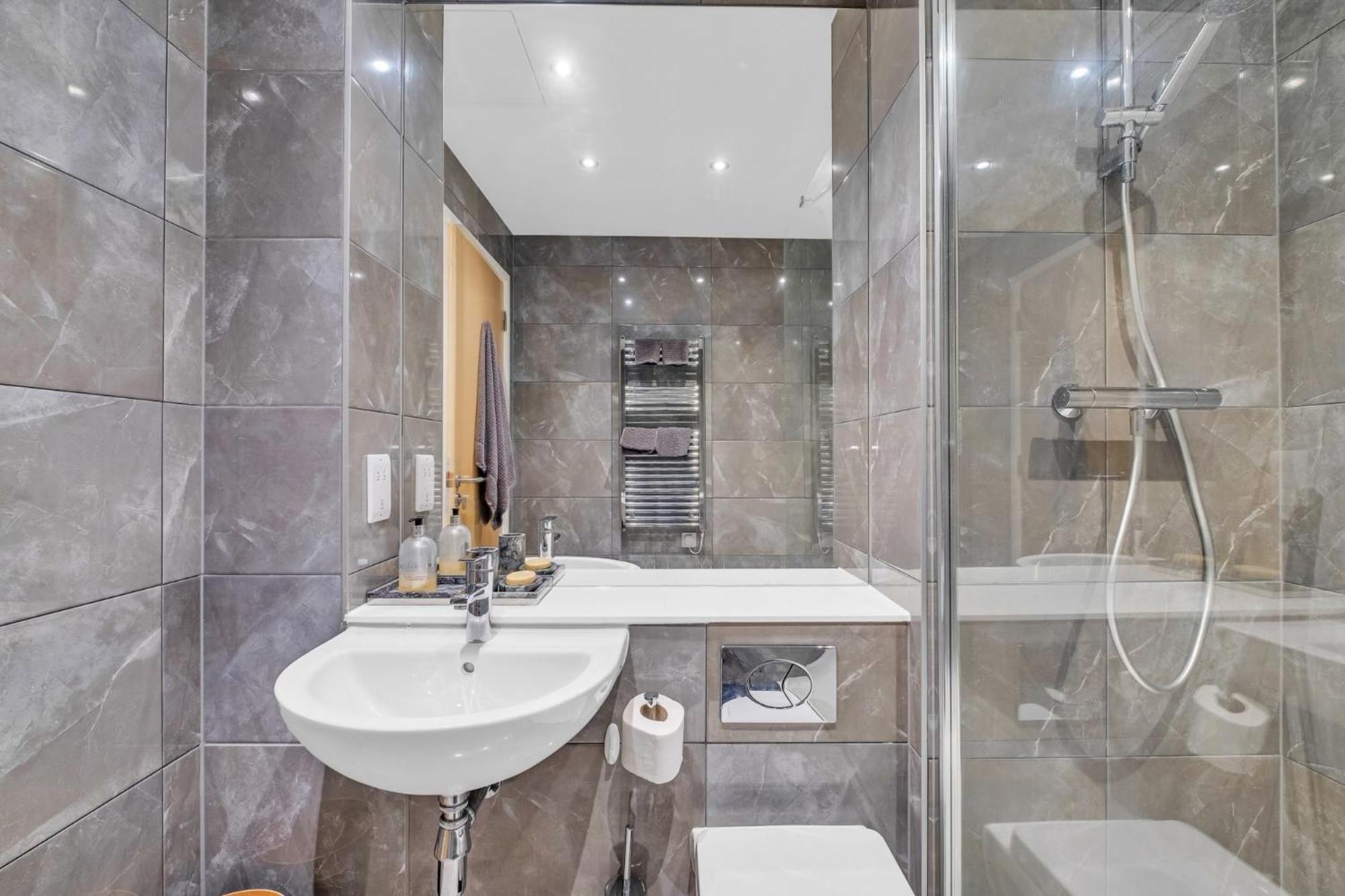 Luxurious & Glamorous Centrally Located 2 Bedroom 2 Bathroom Apartment - Central Birmingham - Secure Parking - Netflix Bagian luar foto
