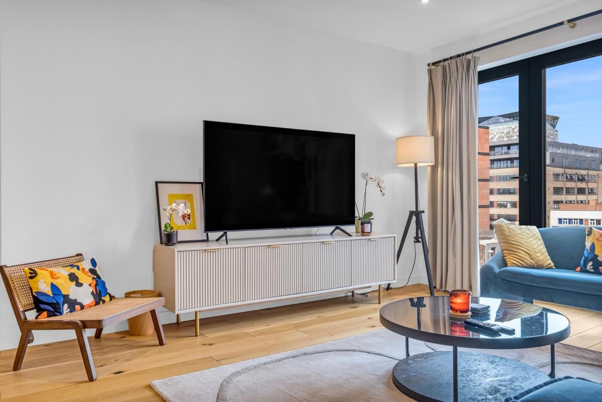 Luxurious & Glamorous Centrally Located 2 Bedroom 2 Bathroom Apartment - Central Birmingham - Secure Parking - Netflix Bagian luar foto