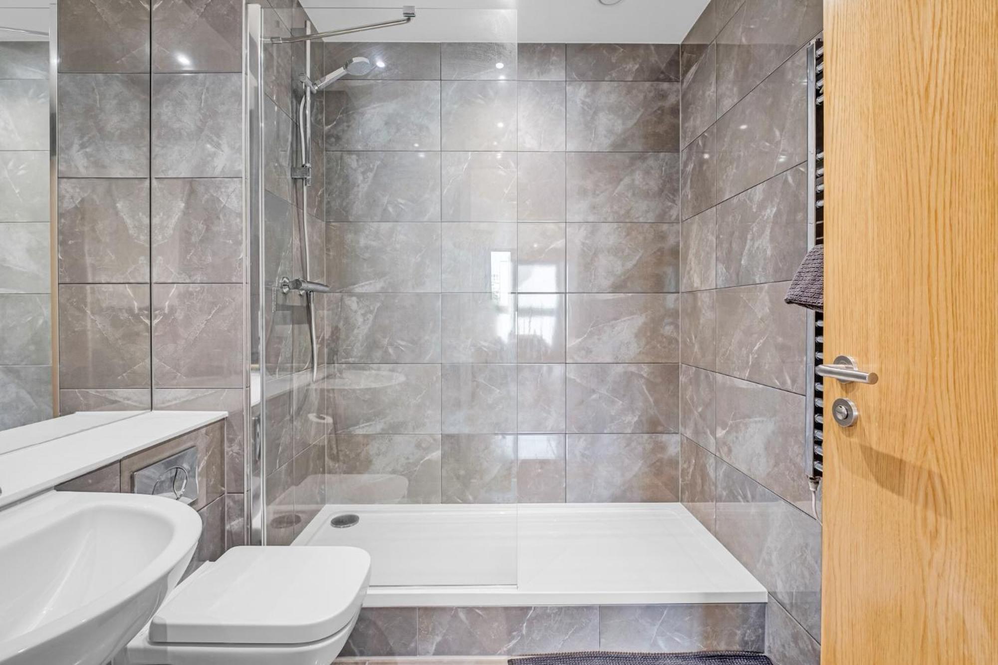 Luxurious & Glamorous Centrally Located 2 Bedroom 2 Bathroom Apartment - Central Birmingham - Secure Parking - Netflix Bagian luar foto